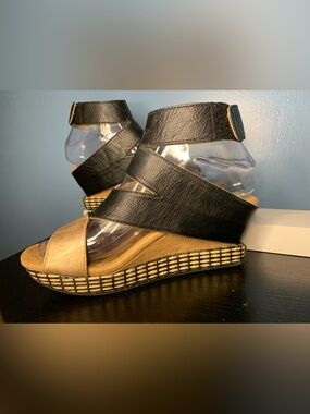 Modzori Olivia 2 reversible wedge sandal (taupe to black)